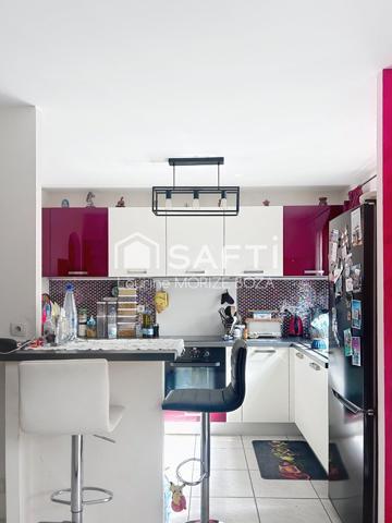 Duplex T3 dans résidence avec piscine et parking.