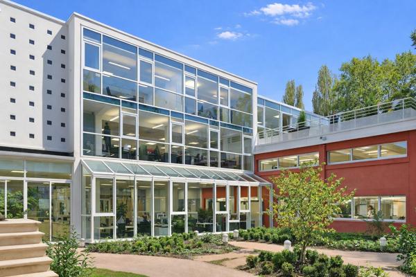 Immeuble exceptionnel de bureaux à acquérir à St Cloud, jardins et terrasses privatifs - Rare sur le secteur