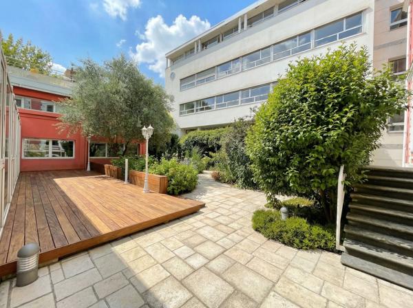 Immeuble exceptionnel de bureaux à acquérir à St Cloud, jardins et terrasses privatifs - Rare sur le secteur