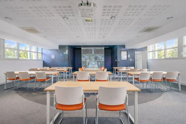 Immeuble exceptionnel de bureaux à acquérir à St Cloud, jardins et terrasses privatifs - Rare sur le secteur