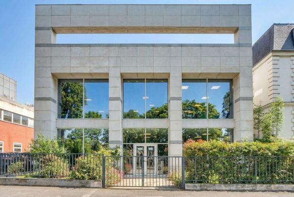 Immeuble exceptionnel de bureaux à acquérir à St Cloud, jardins et terrasses privatifs - Rare sur le secteur