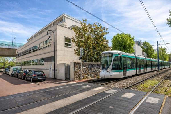 Immeuble exceptionnel de bureaux à acquérir à St Cloud, jardins et terrasses privatifs - Rare sur le secteur