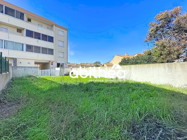 STUDIO EN REZ-DE-CHAUSSÉE AVEC TERRASSE, JARDIN ET PLACE DE PARKING