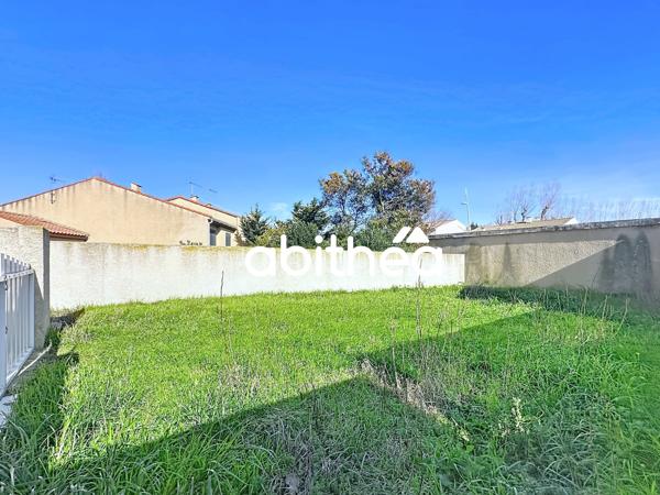 STUDIO EN REZ-DE-CHAUSSÉE AVEC TERRASSE, JARDIN ET PLACE DE PARKING