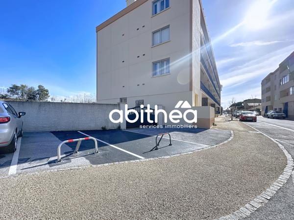 STUDIO EN REZ-DE-CHAUSSÉE AVEC TERRASSE, JARDIN ET PLACE DE PARKING