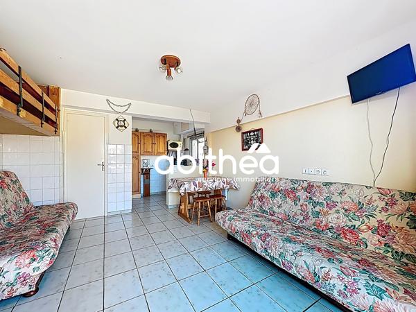 STUDIO EN REZ-DE-CHAUSSÉE AVEC TERRASSE, JARDIN ET PLACE DE PARKING