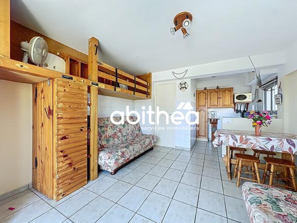 STUDIO EN REZ-DE-CHAUSSÉE AVEC TERRASSE, JARDIN ET PLACE DE PARKING