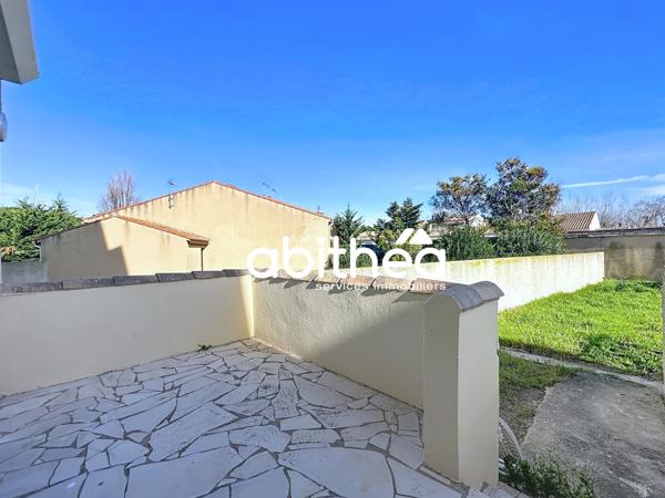 STUDIO EN REZ-DE-CHAUSSÉE AVEC TERRASSE, JARDIN ET PLACE DE PARKING