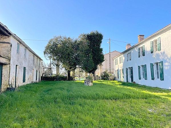 Maison de Maître 1860 - 371 m² - 6 chambres - Domaine avec dépendances - Proche Surgères & Aigrefeuille