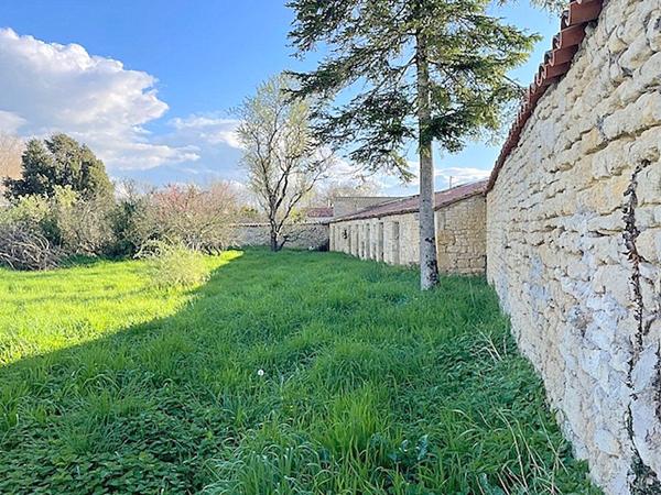 Maison de Maître 1860 - 371 m² - 6 chambres - Domaine avec dépendances - Proche Surgères & Aigrefeuille