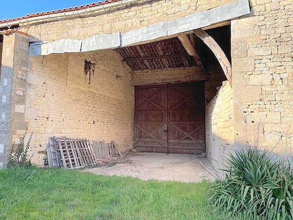 Maison de Maître 1860 - 371 m² - 6 chambres - Domaine avec dépendances - Proche Surgères & Aigrefeuille