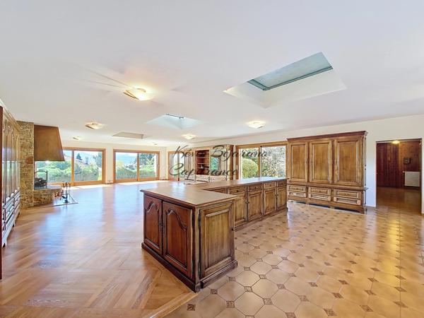 VETRAZ-MONTHOUX – Maison individuelle de 270 m² – Pièce de vie 110 m² – Terrain 4 851 m² sans vis-à-vis