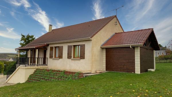 Dpt Yonne (89), à vendre PACY SUR ARMANCON Pavillon - 3 chambres - Terrain de 2 300 m²- Plain-pied
