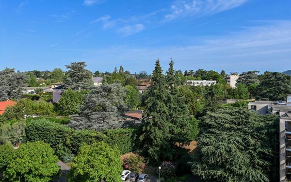 Champagne-au-Mont-d'Or – T4 de 96 m² avec loggia, vue dégagée et résidence sécurisée