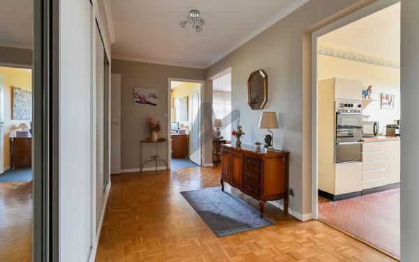 Champagne-au-Mont-d'Or – T4 de 96 m² avec loggia, vue dégagée et résidence sécurisée