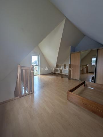 En accès rapide à l'autoroute A84, découvrez cette charmante et spacieuse maison de 166 m², située à seulement quelques minutes du Mont-Saint-Michel. 

Le bien se compose comme suit:

👉 Au sous-sol : une chambre et une salle de douche privative (idéale pour un ado, aménager une chambre d'amis ou un revenu locatif)
👉 Au niveau supérieur : une entrée en couloir dessert un grand salon/salle à manger lumineux avec cheminée, une cuisine entièrement aménagée et équipée ouvrant sur une grande véranda chauffée, 3 chambres confortables et une grande salle de douche.
👉Au deuxième étage: une grande chambre mansardée et spacieuse idéale pour une suite parentale, une salle de jeux ou un bureau.

Le tout bâti sur une parcelle de 984 m² entièrement clôturée.

Les atouts:
✅ Beaux volumes, vie de plain-pied possible au premier niveau, véranda utilisable toute l'année.
✅ Emplacement géographique privilégié (commerces et écoles à pied).
✅Tout à l'égout.

☎️Pour plus de détails et organiser une visite, contactez votre agent Noëllie JAQUIER (SMS, courriel, appel) 
 
Ne manquez pas cette opportunité de vivre dans un cadre exceptionnel!