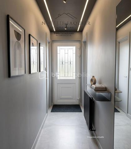 En accès rapide à l'autoroute A84, découvrez cette charmante et spacieuse maison de 166 m², située à seulement quelques minutes du Mont-Saint-Michel. 

Le bien se compose comme suit:

👉 Au sous-sol : une chambre et une salle de douche privative (idéale pour un ado, aménager une chambre d'amis ou un revenu locatif)
👉 Au niveau supérieur : une entrée en couloir dessert un grand salon/salle à manger lumineux avec cheminée, une cuisine entièrement aménagée et équipée ouvrant sur une grande véranda chauffée, 3 chambres confortables et une grande salle de douche.
👉Au deuxième étage: une grande chambre mansardée et spacieuse idéale pour une suite parentale, une salle de jeux ou un bureau.

Le tout bâti sur une parcelle de 984 m² entièrement clôturée.

Les atouts:
✅ Beaux volumes, vie de plain-pied possible au premier niveau, véranda utilisable toute l'année.
✅ Emplacement géographique privilégié (commerces et écoles à pied).
✅Tout à l'égout.

☎️Pour plus de détails et organiser une visite, contactez votre agent Noëllie JAQUIER (SMS, courriel, appel) 
 
Ne manquez pas cette opportunité de vivre dans un cadre exceptionnel!