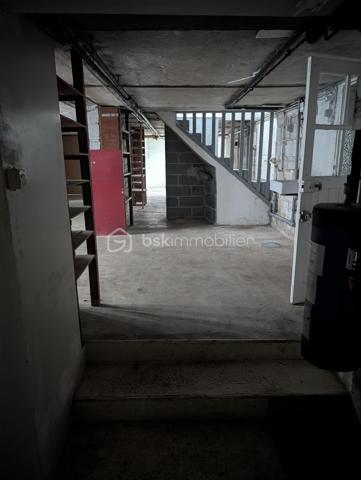 En accès rapide à l'autoroute A84, découvrez cette charmante et spacieuse maison de 166 m², située à seulement quelques minutes du Mont-Saint-Michel. 

Le bien se compose comme suit:

👉 Au sous-sol : une chambre et une salle de douche privative (idéale pour un ado, aménager une chambre d'amis ou un revenu locatif)
👉 Au niveau supérieur : une entrée en couloir dessert un grand salon/salle à manger lumineux avec cheminée, une cuisine entièrement aménagée et équipée ouvrant sur une grande véranda chauffée, 3 chambres confortables et une grande salle de douche.
👉Au deuxième étage: une grande chambre mansardée et spacieuse idéale pour une suite parentale, une salle de jeux ou un bureau.

Le tout bâti sur une parcelle de 984 m² entièrement clôturée.

Les atouts:
✅ Beaux volumes, vie de plain-pied possible au premier niveau, véranda utilisable toute l'année.
✅ Emplacement géographique privilégié (commerces et écoles à pied).
✅Tout à l'égout.

☎️Pour plus de détails et organiser une visite, contactez votre agent Noëllie JAQUIER (SMS, courriel, appel) 
 
Ne manquez pas cette opportunité de vivre dans un cadre exceptionnel!