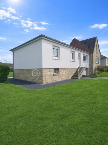 En accès rapide à l'autoroute A84, découvrez cette charmante et spacieuse maison de 166 m², située à seulement quelques minutes du Mont-Saint-Michel. 

Le bien se compose comme suit:

👉 Au sous-sol : une chambre et une salle de douche privative (idéale pour un ado, aménager une chambre d'amis ou un revenu locatif)
👉 Au niveau supérieur : une entrée en couloir dessert un grand salon/salle à manger lumineux avec cheminée, une cuisine entièrement aménagée et équipée ouvrant sur une grande véranda chauffée, 3 chambres confortables et une grande salle de douche.
👉Au deuxième étage: une grande chambre mansardée et spacieuse idéale pour une suite parentale, une salle de jeux ou un bureau.

Le tout bâti sur une parcelle de 984 m² entièrement clôturée.

Les atouts:
✅ Beaux volumes, vie de plain-pied possible au premier niveau, véranda utilisable toute l'année.
✅ Emplacement géographique privilégié (commerces et écoles à pied).
✅Tout à l'égout.

☎️Pour plus de détails et organiser une visite, contactez votre agent Noëllie JAQUIER (SMS, courriel, appel) 
 
Ne manquez pas cette opportunité de vivre dans un cadre exceptionnel!