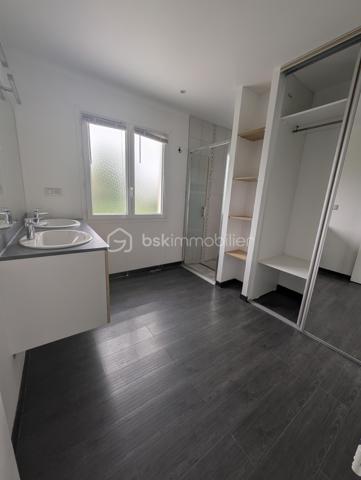 En accès rapide à l'autoroute A84, découvrez cette charmante et spacieuse maison de 166 m², située à seulement quelques minutes du Mont-Saint-Michel. 

Le bien se compose comme suit:

👉 Au sous-sol : une chambre et une salle de douche privative (idéale pour un ado, aménager une chambre d'amis ou un revenu locatif)
👉 Au niveau supérieur : une entrée en couloir dessert un grand salon/salle à manger lumineux avec cheminée, une cuisine entièrement aménagée et équipée ouvrant sur une grande véranda chauffée, 3 chambres confortables et une grande salle de douche.
👉Au deuxième étage: une grande chambre mansardée et spacieuse idéale pour une suite parentale, une salle de jeux ou un bureau.

Le tout bâti sur une parcelle de 984 m² entièrement clôturée.

Les atouts:
✅ Beaux volumes, vie de plain-pied possible au premier niveau, véranda utilisable toute l'année.
✅ Emplacement géographique privilégié (commerces et écoles à pied).
✅Tout à l'égout.

☎️Pour plus de détails et organiser une visite, contactez votre agent Noëllie JAQUIER (SMS, courriel, appel) 
 
Ne manquez pas cette opportunité de vivre dans un cadre exceptionnel!