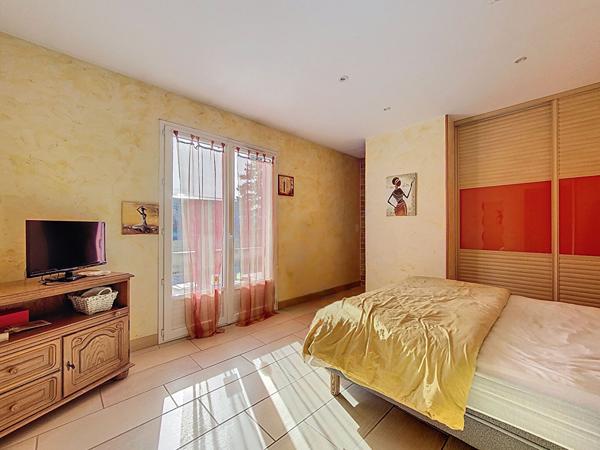 Maison de plain-pied à vendre à Mison - 3 chambres, terrain de 3000 m²