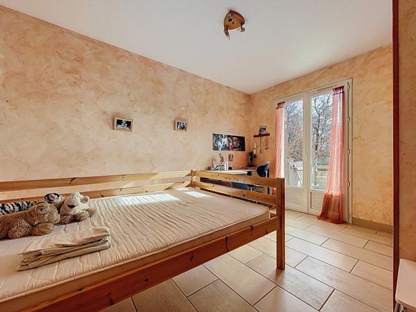 Maison de plain-pied à vendre à Mison - 3 chambres, terrain de 3000 m²