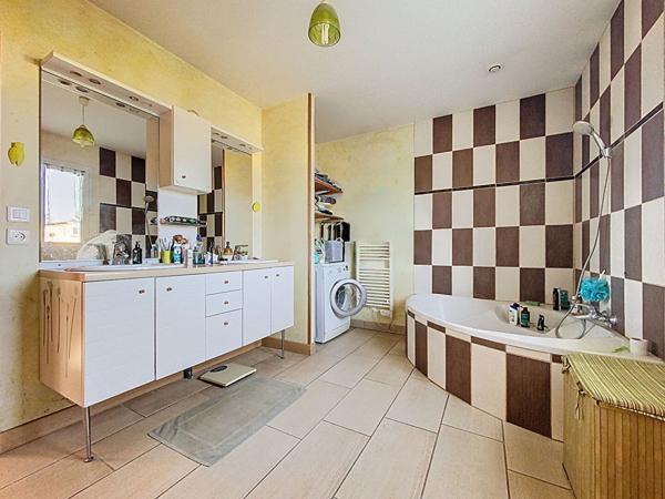 Maison de plain-pied à vendre à Mison - 3 chambres, terrain de 3000 m²