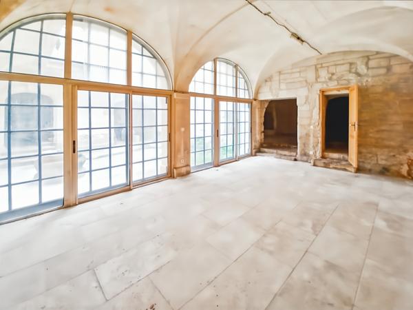 Beaucaire (30300) Logement atypique et plein de charme 101m2 + Garage de 30m2 + Cave de 81m2