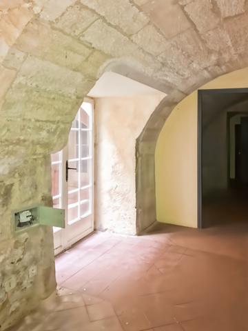 Beaucaire (30300) Logement atypique et plein de charme 101m2 + Garage de 30m2 + Cave de 81m2