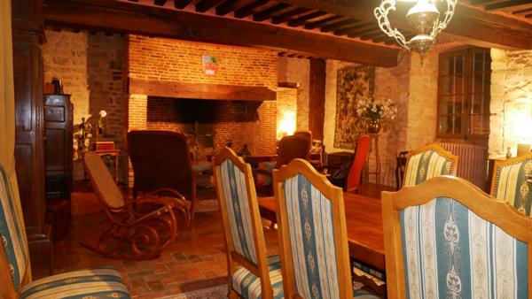 MANOIR 8 PIECES CORPS DE FERME ET GRANDES DEPENDANCES SUR 6.5 HECTARES