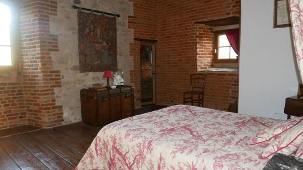 MANOIR 8 PIECES CORPS DE FERME ET GRANDES DEPENDANCES SUR 6.5 HECTARES