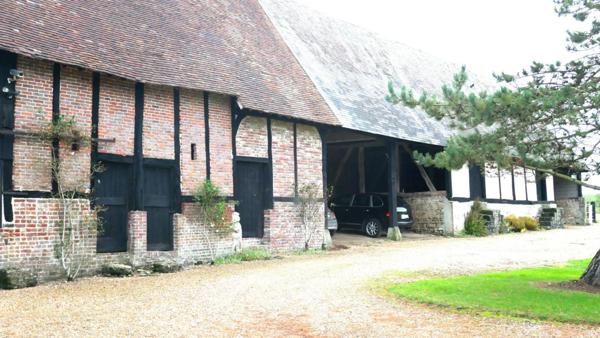 MANOIR 8 PIECES CORPS DE FERME ET GRANDES DEPENDANCES SUR 6.5 HECTARES