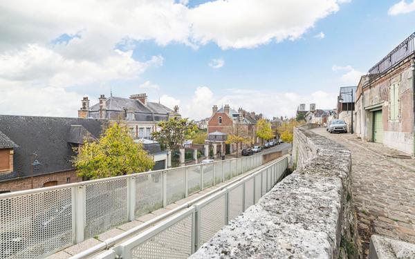 Appartement à vendre    1 pièce • 150 m2 Laon