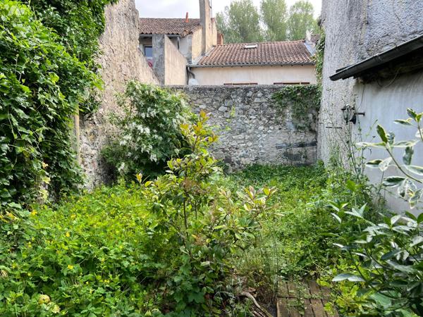 MAISON DE VILLE LOUEE AVEC JARDIN AU COEUR DE CASTELJALOUX