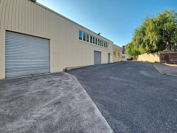 Location                                                      Bureau
                        
                     10 pièces                      257 m2                     à Saint-Quentin
