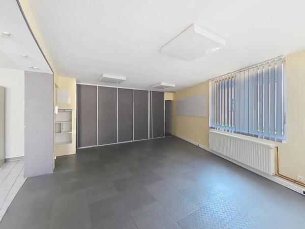 Location                                                      Bureau
                        
                     10 pièces                      257 m2                     à Saint-Quentin