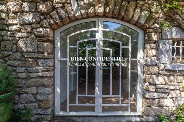 Maison de village en pierre avec jardin et piscine