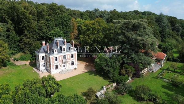 Belle demeure des XVIe et XIXe siècles, avec 4 gîtes, dans un parc boisé de 7 ha, à 15 km de Blois