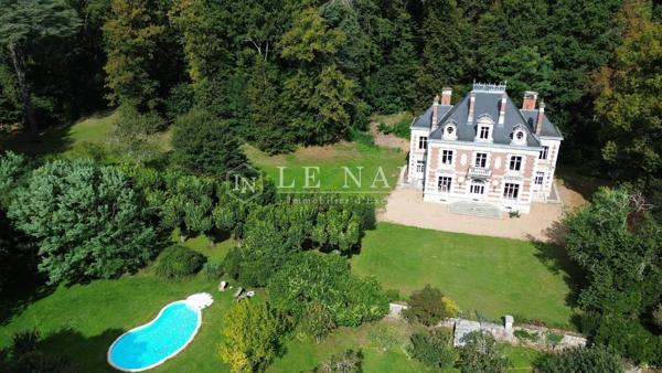 Belle demeure des XVIe et XIXe siècles, avec 4 gîtes, dans un parc boisé de 7 ha, à 15 km de Blois
