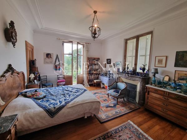 Belle demeure des XVIe et XIXe siècles, avec 4 gîtes, dans un parc boisé de 7 ha, à 15 km de Blois
