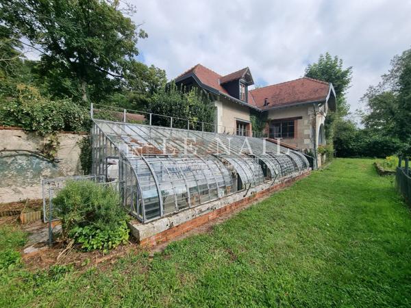 Belle demeure des XVIe et XIXe siècles, avec 4 gîtes, dans un parc boisé de 7 ha, à 15 km de Blois