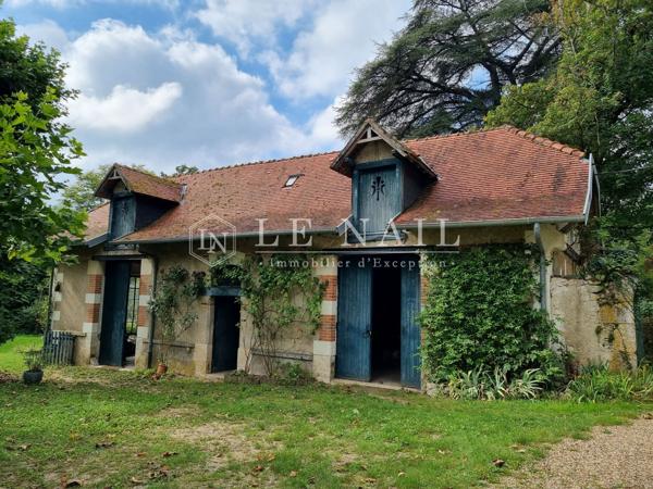 Belle demeure des XVIe et XIXe siècles, avec 4 gîtes, dans un parc boisé de 7 ha, à 15 km de Blois