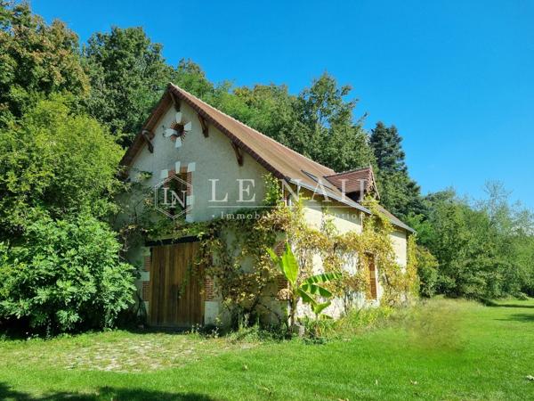 Belle demeure des XVIe et XIXe siècles, avec 4 gîtes, dans un parc boisé de 7 ha, à 15 km de Blois
