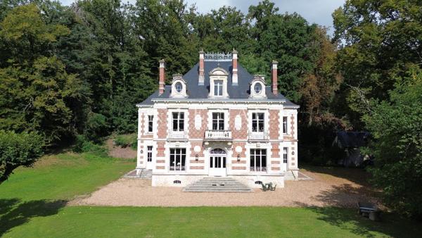 Belle demeure des XVIe et XIXe siècles, avec 4 gîtes, dans un parc boisé de 7 ha, à 15 km de Blois