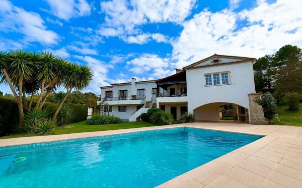 Maison à vendre    6 pièces • 200 m2 Peymeinade