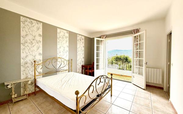 Maison à vendre    6 pièces • 200 m2 Peymeinade