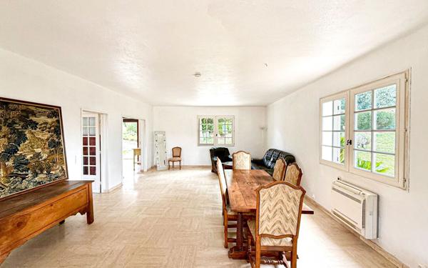 Maison à vendre    6 pièces • 200 m2 Peymeinade