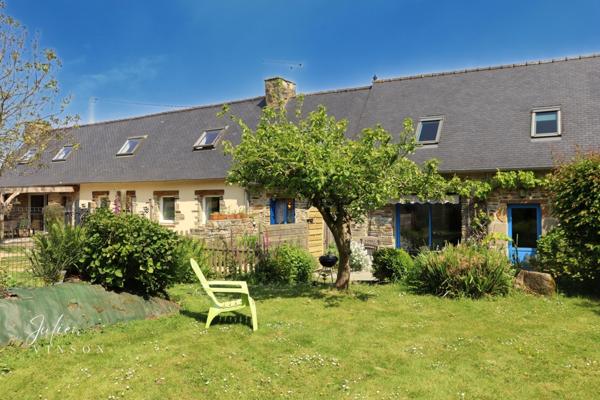 Grande longère rénovée avec une maison principale et deux gites