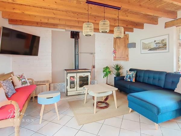 Grande longère rénovée avec une maison principale et deux gites