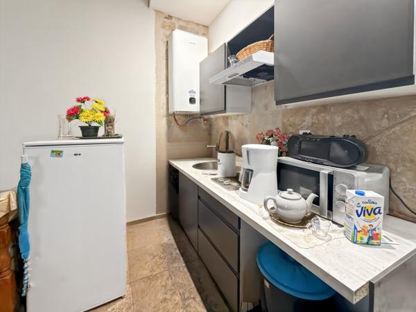 BEAUCAIRE CENTRE – STUDIO RÉNOVÉ VENDU LOUÉ – INVESTISSEMENT LOCATIF